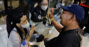 Incendio en el ferry de Indonesia: buscan sobrevivientes en el agua, pero no saben cuántos pasajeros cayeron al mar imagen-4