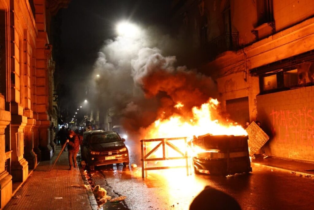 Tres de los detenidos por los incidentes frente al Congreso tienen antecedentes por robos y amenazas Tres de los detenidos por los incidentes frente al Congreso tienen antecedentes por robos y amenazas imagen-5