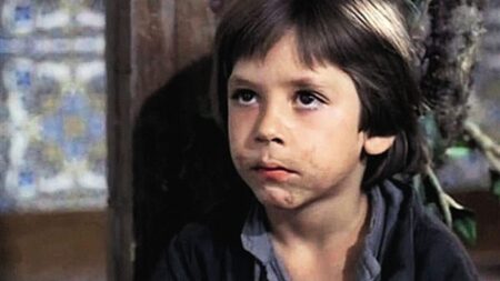 Debutó a los 5 años en una serie de Fernando Fernán-Gómez en TVE. Ahora es el actor español más famoso del mundo, tiene 6 Goyas y un Óscar, ¿le reconoces? Debutó a los 5 años en una serie de Fernando Fernán-Gómez en TVE. Ahora es el actor español más famoso del mundo, tiene 6 Goyas y un Óscar, ¿le reconoces? imagen-121
