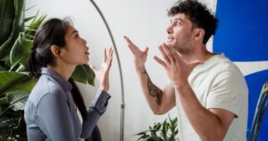 La psicología dice que las personas que necesitan conflictos, discusiones o reconciliaciones intensas para interpretar que una relación tiene amor o pasión no son "adictas al drama", sino que aprendieron de una dinámica que cumplió alguna función a lo largo de su historia imagen-3