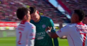 El minuto de furia de Orlando Gill: cabezazo a Blondel tras sufrir el 2-0 de Caicedo y expulsión El minuto de furia de Orlando Gill: cabezazo a Blondel tras sufrir el 2-0 de Caicedo y expulsión imagen-3