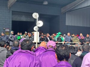 Afiliados de Camioneros interrumpieron la actividad de una planta de OCA en protesta por despidos imagen-2