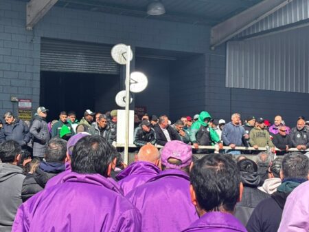 Afiliados de Camioneros interrumpieron la actividad de una planta de OCA en protesta por despidos imagen-10