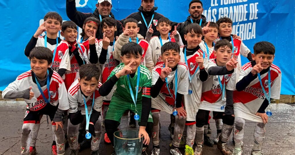 Dos títulos de las Infantiles de River en un reconocido torneo juvenil organizado por Atlético Rafaela Dos títulos de las Infantiles de River en un reconocido torneo juvenil organizado por Atlético Rafaela imagen-50