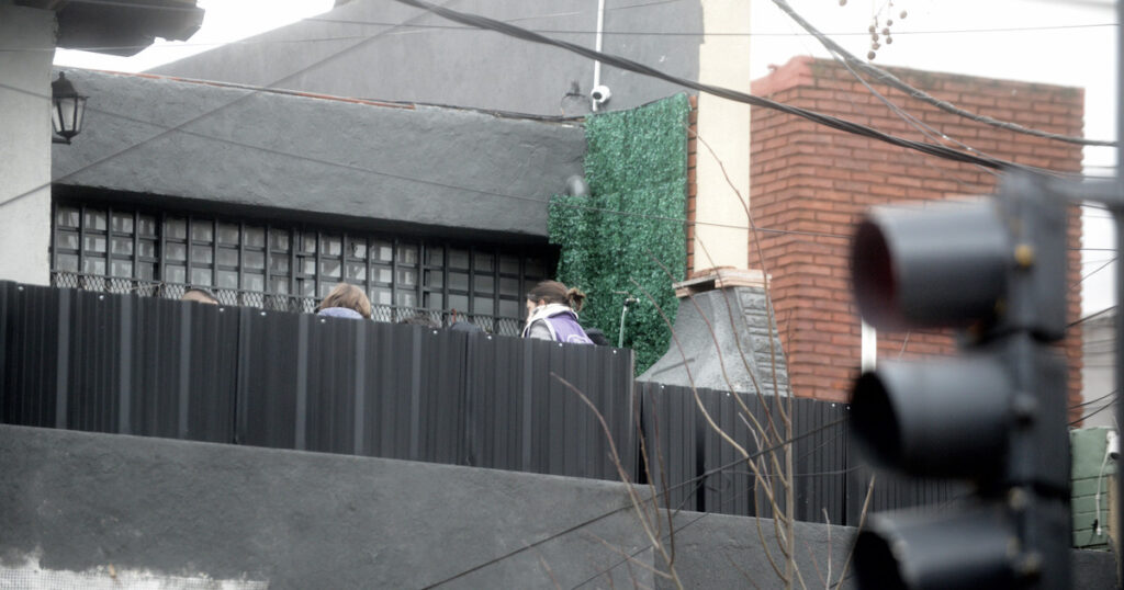 Femicidio en Villa Devoto: la hija de 8 años vio por las cámaras cómo su papá mataba a su mamá Femicidio en Villa Devoto: la hija de 8 años vio por las cámaras cómo su papá mataba a su mamá imagen-5