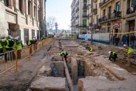 Arreglaban una calle y se encontraron con un valioso tesoro de los tiempos medievales debajo del asfalto Arreglaban una calle y se encontraron con un valioso tesoro de los tiempos medievales debajo del asfalto imagen-8