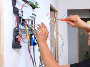 ¿Cuáles son los oficios que más pagan en Argentina? afirman que un electricista factura cuatro veces más que un policía imagen-2
