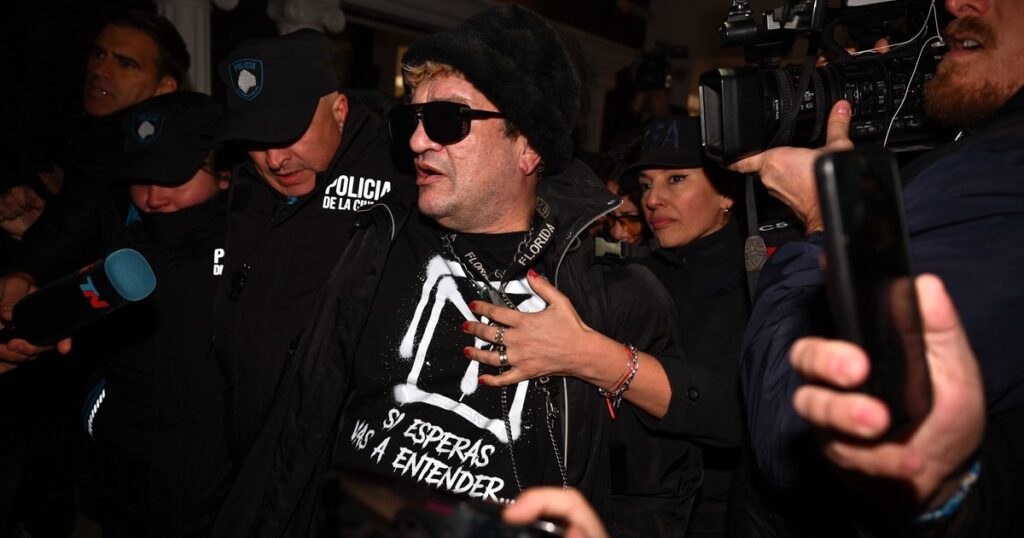 «Pity» Álvarez llegó al juicio por homicidio con una frase de una canción emblemática en su remera: «Nunca quise» "Pity" Álvarez llegó al juicio por homicidio con una frase de una canción emblemática en su remera: "Nunca quise" imagen-106