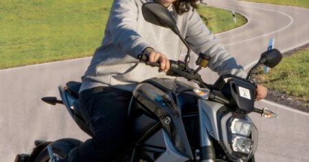Mireia Brunet, profesora de autoescuela: “Prefiero mil veces que el motor del auto se apague a que el alumno se descontrole por no mirar a su alrededor” imagen-12