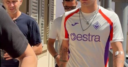 Con la ropa de la Fiorentina, Mastantuono se realizó la revisión médica en Italia Con la ropa de la Fiorentina, Mastantuono se realizó la revisión médica en Italia imagen-18