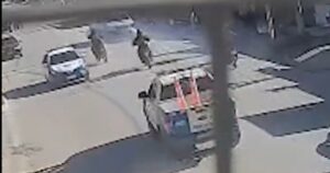 Marcha atrás y a contramano: cómo fue la persecución de película, con tiros y choques, de la policía de Neuquén para atrapar al conductor de una camioneta imagen-4
