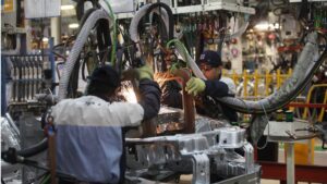 La industria creció 0,9%, mientras que la construcción cayó 4% en junio imagen-4