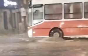 Las fotos y los videos más impactantes del temporal en el AMBA: hasta cuándo seguirá la alerta naranja por tormentas imagen-3