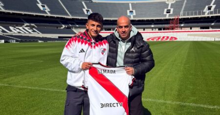 El tío de Almada: «Thiago me acompañaba a todos los partidos en las Inferiores de River y hacía de alcanpelotas» El tío de Almada: "Thiago me acompañaba a todos los partidos en las Inferiores de River y hacía de alcanpelotas" imagen-30