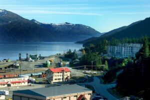 El pueblo de Alaska donde casi todos viven en un mismo edificio de 14 pisos y los niños cruzan un túnel para ir a la escuela El pueblo de Alaska donde casi todos viven en un mismo edificio de 14 pisos y los niños cruzan un túnel para ir a la escuela imagen-3