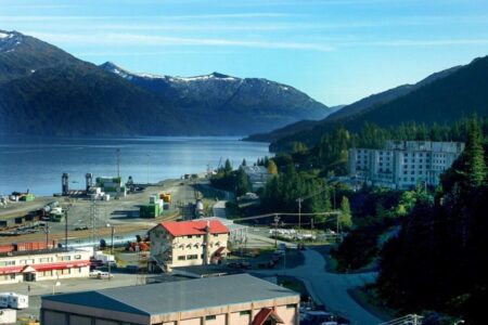 El pueblo de Alaska donde casi todos viven en un mismo edificio de 14 pisos y los niños cruzan un túnel para ir a la escuela imagen-7