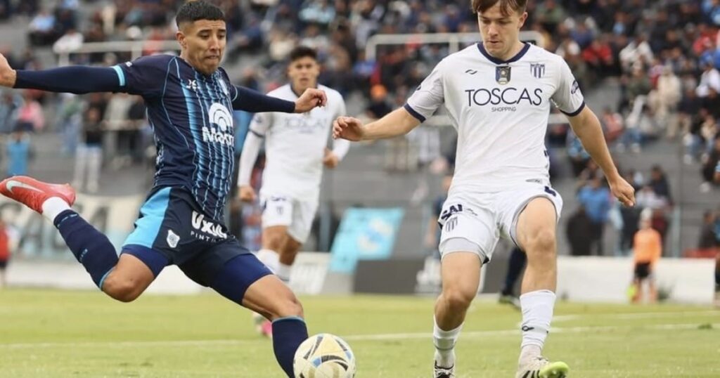 Tristán Suárez pegó en los momentos justos, le ganó a Gimnasia (J) y quedó como líder imagen-43
