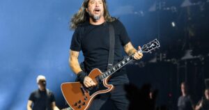 Dave Grohl, exbatería de Nirvana y líder de Foo Fighters: “Después de la muerte de Kurt Cobain me fui solo a Irlanda y lo único que quería era desaparecer hasta que vi a un chico con una camiseta del grupo” imagen-2