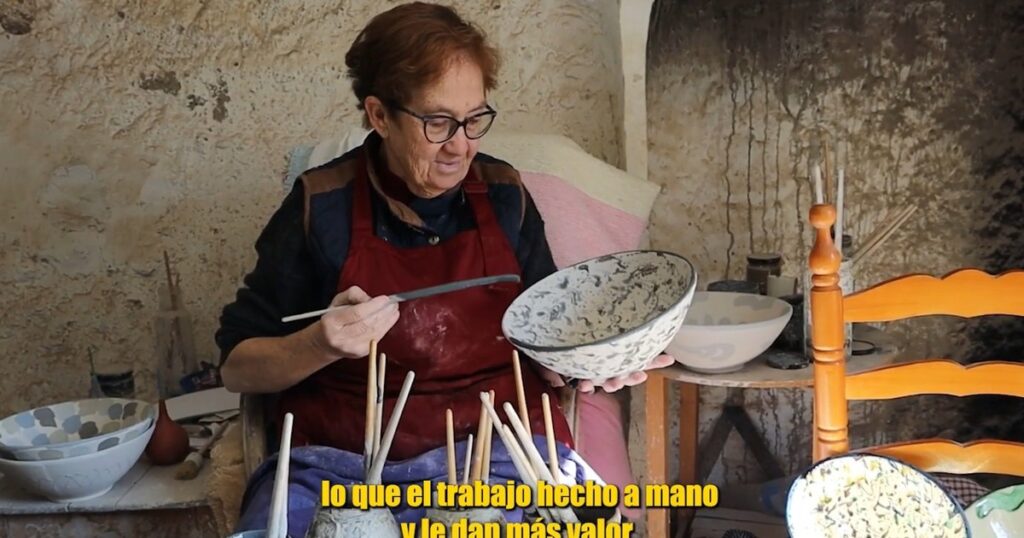 Loli García, la alfarera de 79 años: “Los dibujos que me enseñó mi abuela a los 8 años seguirán vivos cuando me vaya” imagen-5