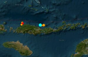 Un terremoto de magnitud 7,7 sacudió la costa de Indonesia y disparó una alerta por tsunami Un terremoto de magnitud 7,7 sacudió la costa de Indonesia y disparó una alerta por tsunami imagen-2