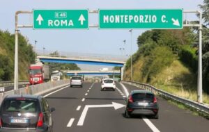 Un matrimonio recorrió 100 kilómetros por una ruta italiana con su hijo muerto en el auto imagen-3