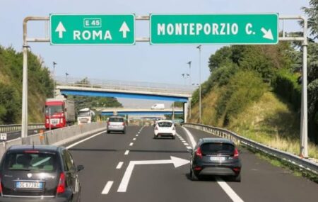 Un matrimonio recorrió 100 kilómetros por una ruta italiana con su hijo muerto en el auto imagen-8