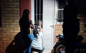 Oberá: rescataron a una nena de 6 años que estaba sola y llorando en un departamento imagen-2