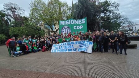 Organizaciones marcharon contra la ley de propiedad privada y advirtieron por la venta de tierras a capitales extranjeros imagen-12