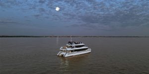 Misiones Maravilla | Paseo de Luna Llena en Posadas: el catamarán propone una noche de música y navegación por el río Paraná imagen-5