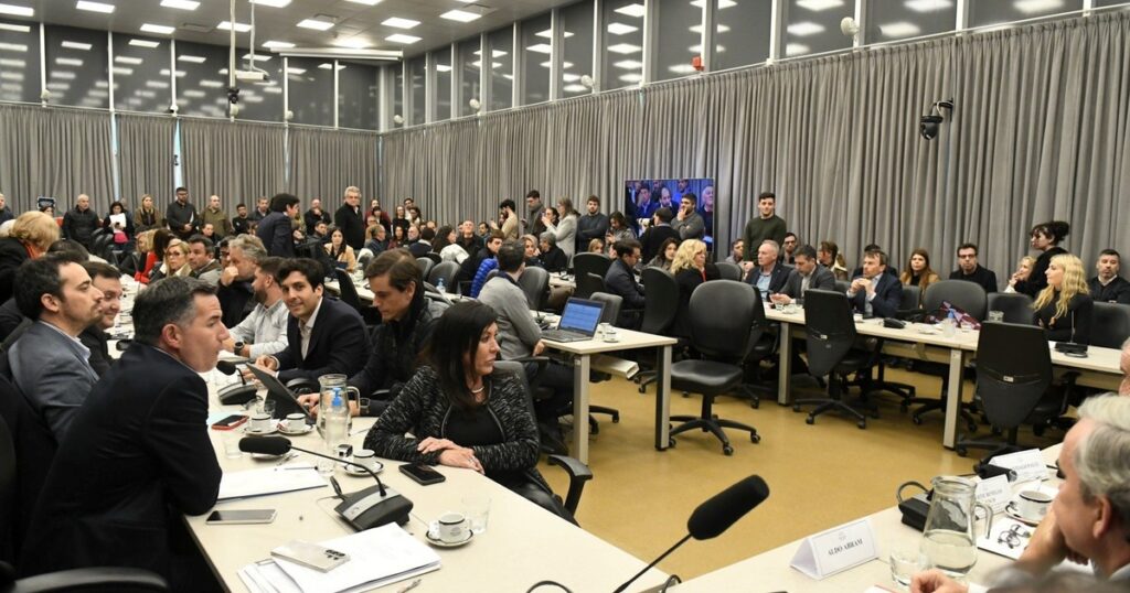 Tras un debate convulsionado y sin el peronismo, LLA dictaminó el proyecto que modifica la Carta Orgánica del Banco Central imagen-5
