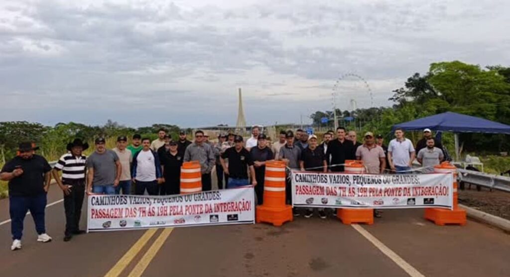 Puente de la Integración: camioneros brasileños mantienen el reclamo para circular de día imagen-5