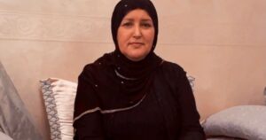 Sabah Hamed, la ceutí que ha convertido su casa en un punto de ayuda humanitaria y atiende a unos 400 migrantes al día: “Llevan días sin comer” imagen-2