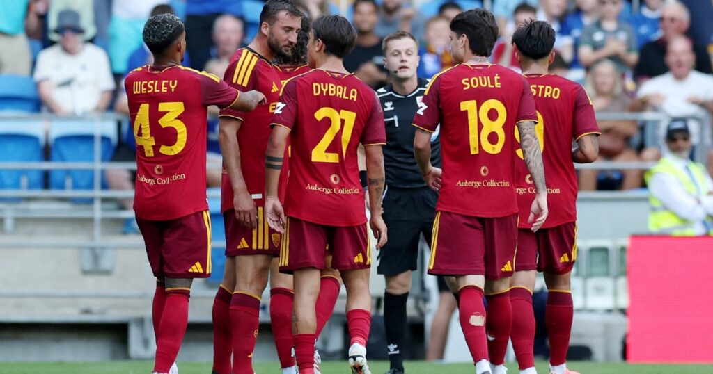 Clima caliente en Roma: Bryan Cristante, a los empujones con Dybala y Soulé en la caída 4-1 en un amistoso imagen-37