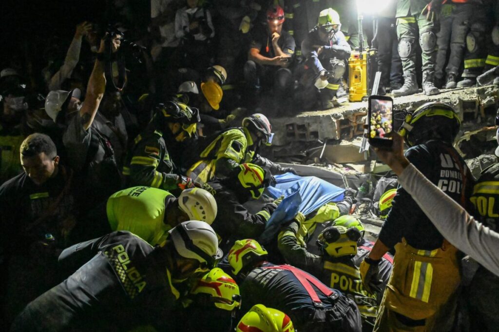Un bebé de dos meses y una mujer atrapada por 36 horas bajo los escombros: los milagrosos rescates de los socorristas en Colombia imagen-5