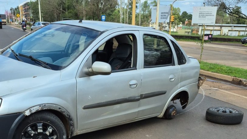 Reventó un neumático y terminó al costado de la Ruta 12 en Posadas imagen-5