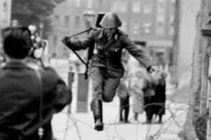 El salto a la libertad, la imagen que se convirtió en símbolo de la Guerra Fría y marcó para siempre a su protagonista El salto a la libertad, la imagen que se convirtió en símbolo de la Guerra Fría y marcó para siempre a su protagonista imagen-2