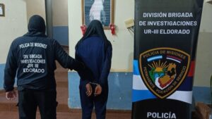 Se escondió detrás de un árbol para evitar a la Policía, pero lo reconocieron y quedó detenido en Eldorado imagen-1