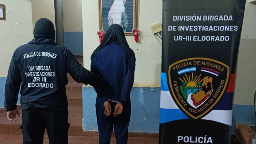 Se escondió detrás de un árbol para evitar a la Policía, pero lo reconocieron y quedó detenido en Eldorado imagen-5