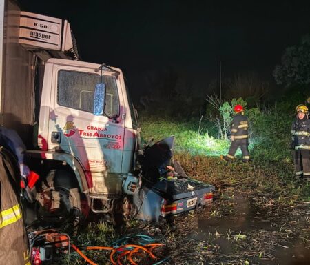 Murieron siete personas tras un choque frontal entre un auto y un camión en la ruta 192 imagen-13