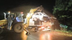 Tragedia bajo la lluvia: un hombre murió tras despistar y caer con su auto en una zanja imagen-2