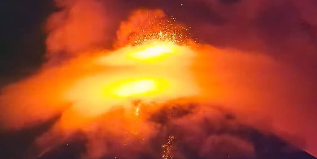 Guatemala emitió una alerta naranja de “peligro” tras una nueva erupción del volcán de Fuego imagen-99