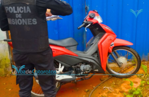 Vecinos alertaron sobre un sospechoso y la Policía lo detuvo por el robo de una moto Vecinos alertaron sobre un sospechoso y la Policía lo detuvo por el robo de una moto imagen-3