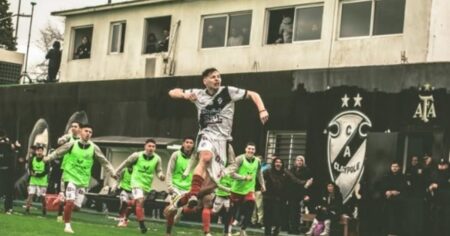 Claypole ganó, cortó la mala racha y se aireó en la lucha por el descenso Claypole ganó, cortó la mala racha y se aireó en la lucha por el descenso imagen-19