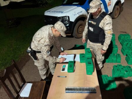 Prefectura San Javier secuestró más de 236 kilos de droga, una camioneta y detuvo a dos personas Prefectura San Javier secuestró más de 236 kilos de droga, una camioneta y detuvo a dos personas imagen-67