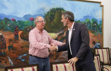 «Ampliar la cantidad de vuelos agiliza la economía de Misiones en todos los sentidos», aseguró el Gobernador durante una reunión con representante de línea aérea low cost «Ampliar la cantidad de vuelos agiliza la economía de Misiones en todos los sentidos», aseguró el Gobernador durante una reunión con representante de línea aérea low cost imagen-120
