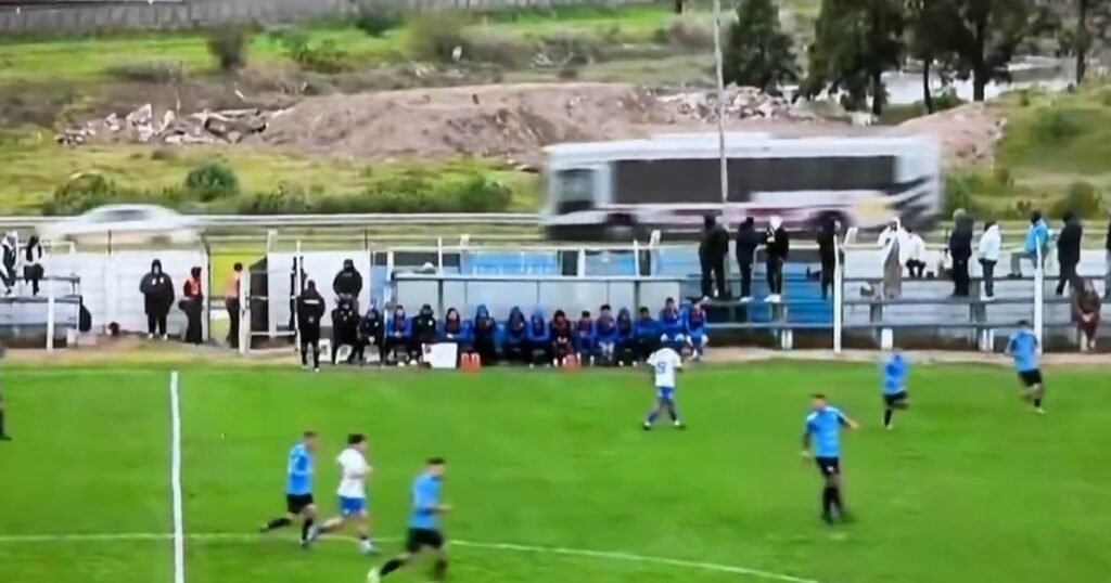 Insólito blooper en el fútbol uruguayo: rechazaron la pelota, cayó en la ruta y provocó un choque Insólito blooper en el fútbol uruguayo: rechazaron la pelota, cayó en la ruta y provocó un choque imagen-105