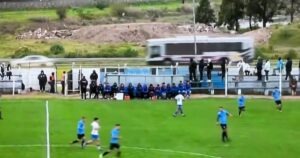 Insólito blooper en el fútbol uruguayo: rechazaron la pelota, cayó en la ruta y provocó un choque imagen-3