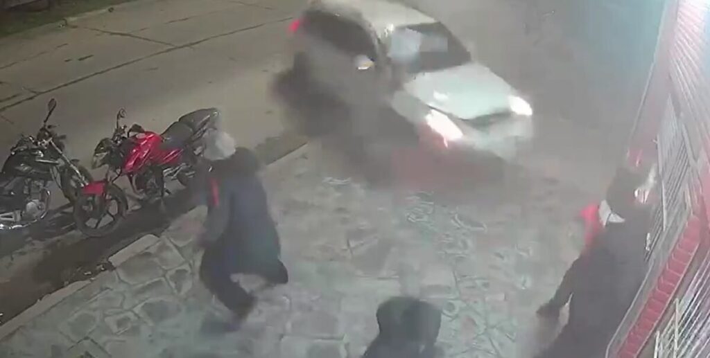 Una camioneta perdió el control e impactó contra un almacén en Mar del Plata: un muerto y cinco heridos imagen-5