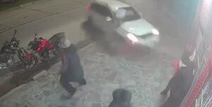 Una camioneta perdió el control e impactó contra un almacén en Mar del Plata: un muerto y cinco heridos Una camioneta perdió el control e impactó contra un almacén en Mar del Plata: un muerto y cinco heridos imagen-2
