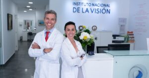 Javier Hurtado, oftalmólogo: “Si a media mañana ya tengo que descansar la vista y por la noche no puedo leer bien, está claro que necesito anteojos de cerca” imagen-2